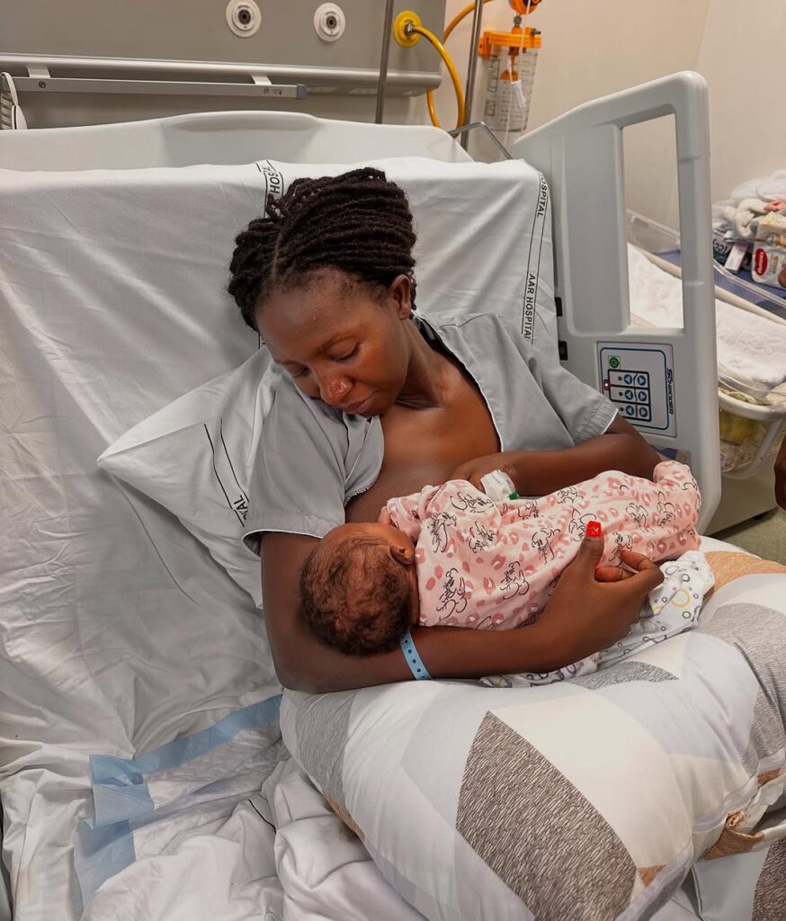 Mammito breastfeeding her baby girl after delivery. Photo: Instagram