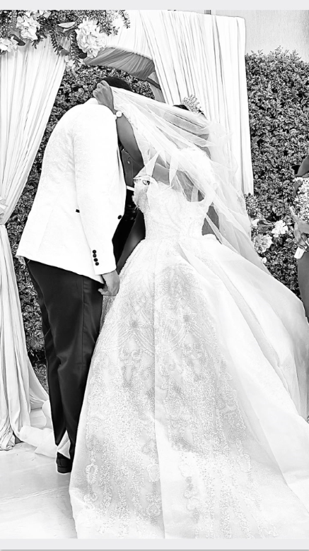 Kate Actress and her husband kissing on their wedding day. Photo: Instagram