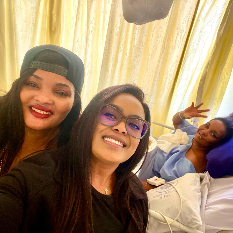 Singers Avril, Kendi visited Marya who is suffering from a stroke in hospital. Photo: Instagram